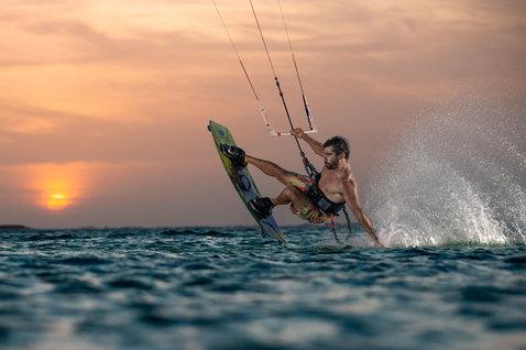 Kiteboard twin-tip Duotone Entity Ergo Select en action lors de kitesurf en mer ouverte