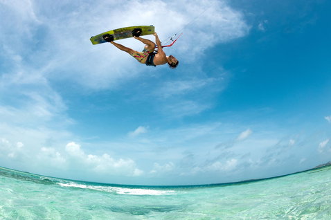 Duotone Entity Select twin-tip kiteboard lors du kitesurf dans un lagon tropical