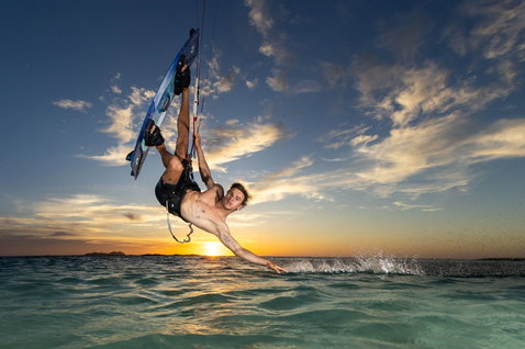 Duotone Entity Ergo Select SLS kiteboard twin-tip lors d'une session de kitesurf sur l'océan au Venezuela