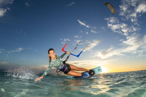 Duotone Entity Ergo SLS twin-tip kiteboard lors du kitesurf sur l'océan tropical