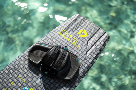 Duotone Entity Ergo TS twin-tip kiteboard lors du kitesurf au-dessus de l'océan au Venezuela