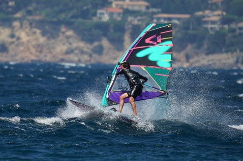 Duotone Idol LTD LTD voile de vague lors du surf de vagues en pleine mer avec falaises rocheuses