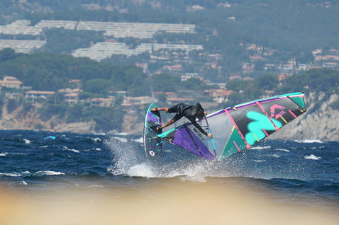 Duotone Idol LTD voile de freestyle lors de windsurf sur une côte océanique avec cap rocheux