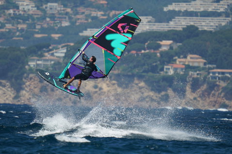 Duotone Idol LTD voile de freestyle lors du surf de vagues sur une côte avec falaises et bâtiments