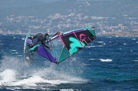 Duotone Idol LTD voile de freestyle en windsurf freestyle sur l'océan près d'une ville côtière