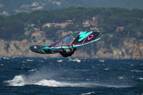 Duotone Idol LTD voile de freestyle en windsurf freestyle sur la mer avec côte rocheuse
