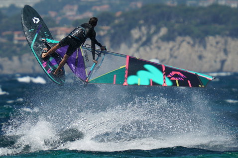 Duotone Idol LTD voile de freestyle en windsurf freestyle sur une côte méditerranéenne avec des falaises rocheuses