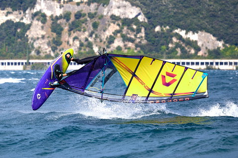 Duotone Ultra FreeWave SLS 2025 planche de windsurf lors du surf de vagues près de falaises rocheuses