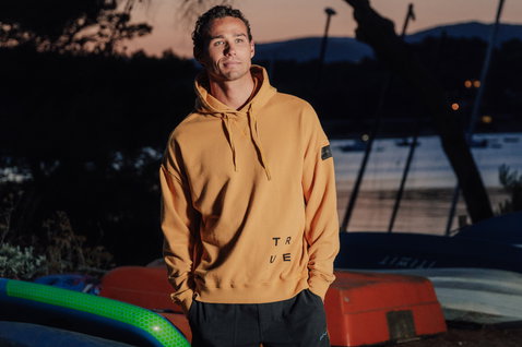 Duotone Hoody True Fade Out sweat à capuche homme en vintage amber dans une marina côtière au crépuscule