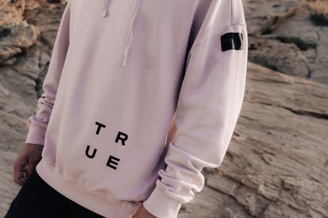 Duotone Hoody True Fade Out homme sweat à capuche en rose poussiéreux sur terrain rocheux