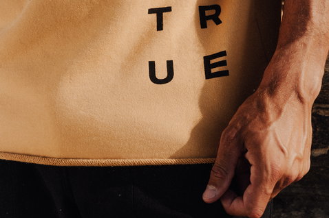 Duotone Apparel Sweat Tee SS True Fade Out t-shirt à manches courtes détail en beige sable et brun foncé