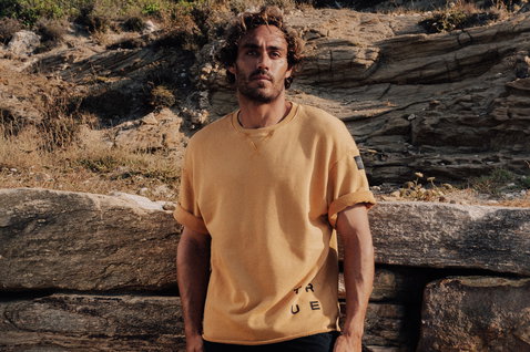 Duotone Apparel Sweat Tee SS True Fade Out unisexe sweat tee dans un paysage côtier rocheux
