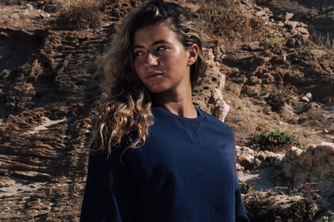 Sweatshirt Duotone Apparel Sweat Tee SS True Fade Out unisexe lors d'une pose debout sur des falaises côtières rocheuses