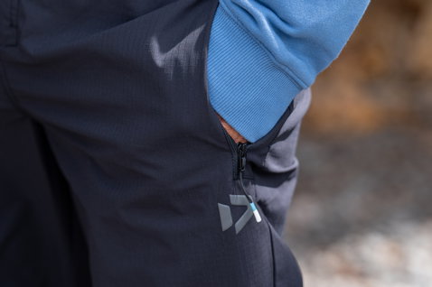 Duotone Apparel Pants Explore unisex pantalón de viaje en azul marino oscuro, azul acero y gris oscuro