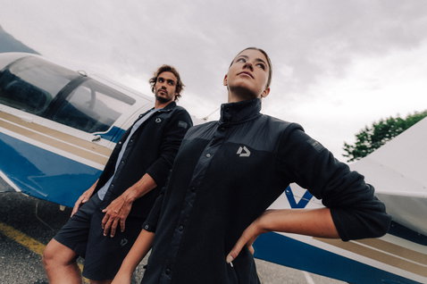 Chaqueta polar unisex Duotone Apparel Shirt Explore Fleece en un aeródromo con montañas de fondo