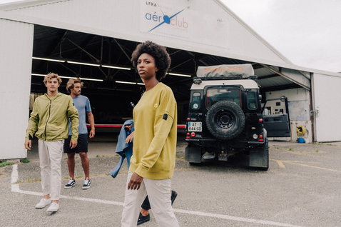 Duotone Apparel Sweater DT Explore unisex suéter en el aeródromo exterior en amarillo oliva