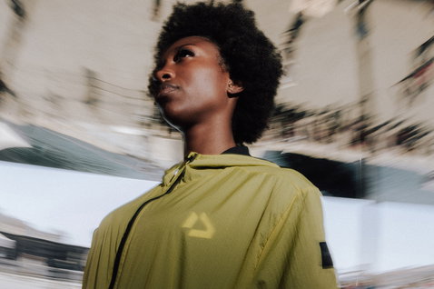 Chaqueta unisex Duotone Explore Multishell en verde oliva en entorno urbano exterior