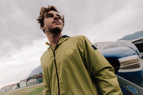 Chaqueta unisex Duotone Explore Multishell en verde oliva durante aventura al aire libre