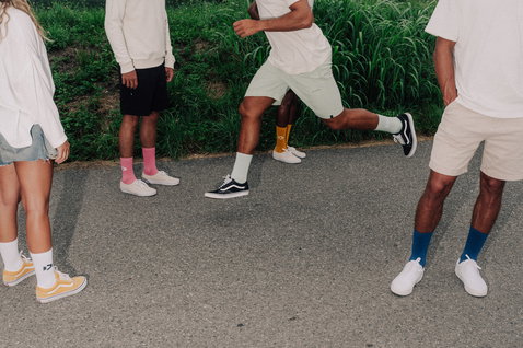 Chaussettes Duotone Originals en plusieurs coloris portées en extérieur en groupe