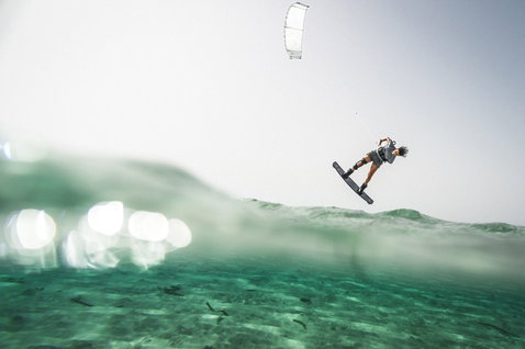 Duotone Vegas Concept Blue LEI kite lors du kitesurf dans les eaux peu profondes de Sicile