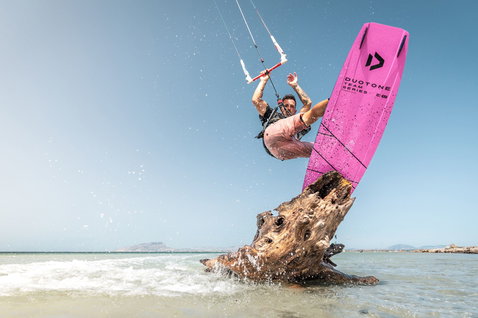 Duotone Vegas TS twin-tip kiteboard lors de kitesurf freestyle dans les eaux côtières peu profondes près de la Sicile