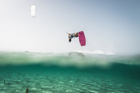 Duotone Vegas Concept Blue LEI kite lors d'une session de kitesurf en mer à Sicile