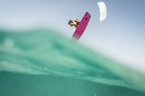 Duotone Vegas Concept Blue LEI kite lors du kitesurf en océan ouvert aux eaux tropicales