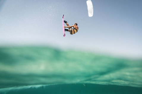 Duotone Vegas Concept Blue LEI kite lors du kitesurf sur une plage océanique