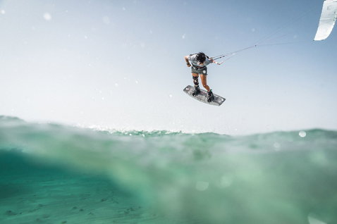 Duotone Vegas Concept Blue LEI kite lors du kitesurf sur une plage océanique