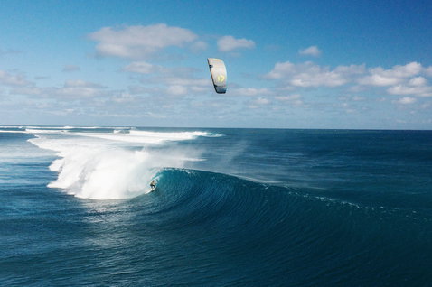 Duotone Blur SLS wave kiteboard during wave riding in the open ocean on a large breaking wave