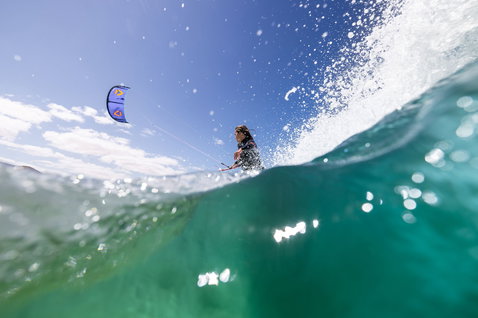 Prancha de kitesurf Duotone Whip SLS Concept Blue durante surf de ondas no oceano