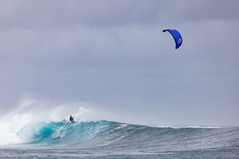 Duotone Whip SLS Concept Blue kite surfboard durante surf de ondas em oceano aberto em um break offshore