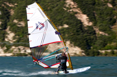 Planche de windsurf Duotone Blast D/LAB lors du windsurf sur un lac de montagne