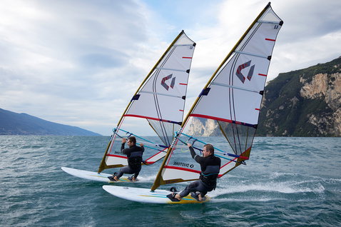 Duotone Blast D/LAB planche de windsurf lors du windsurf sur le lac de Garde en Italie