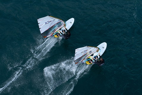 Duotone Blast D/LAB planche de windsurf lors de windsurf freeride en océan ouvert