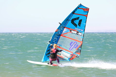 Duotone Falcon Speed D/LAB planche de windsurf lors du windsurf sur l'océan ouvert