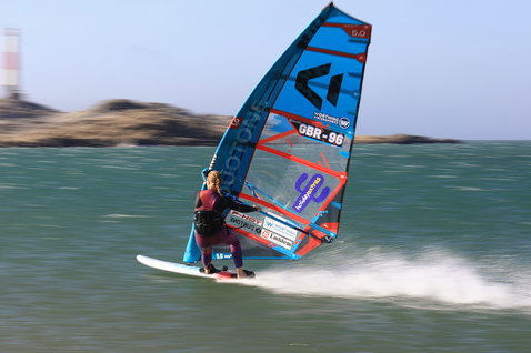 Duotone Falcon Speed D/LAB planche de windsurf lors du windsurf sur l'océan côtier