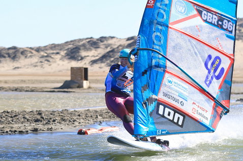 Duotone Falcon Speed D/LAB planche de windsurf lors de windsurf sur un lagon d'eau plate dans un désert de sable