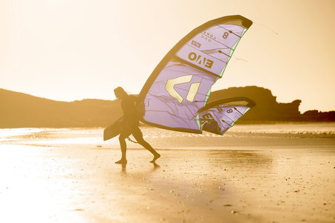 Duotone Evo SLS LEI kite 8m durante il kitesurf su una spiaggia oceanica