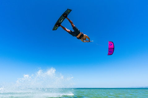 Duotone Kiteboarding Evo SLS LEI kite durante il kitesurf sulla spiaggia dell'oceano