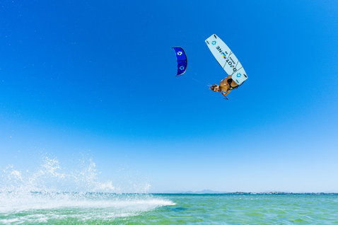 Duotone Evo SLS LEI kite durante il kitesurf su una spiaggia oceanica