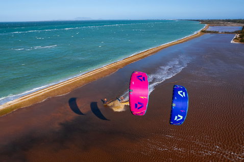 Duotone Evo SLS LEI kite durante il kitesurf su una piana tidale costiera con spiaggia oceanica e laguna
