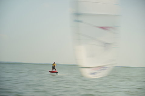 Duotone Evo SLS Concept Blue LEI Kite beim Wingfoilen auf dem offenen Meer