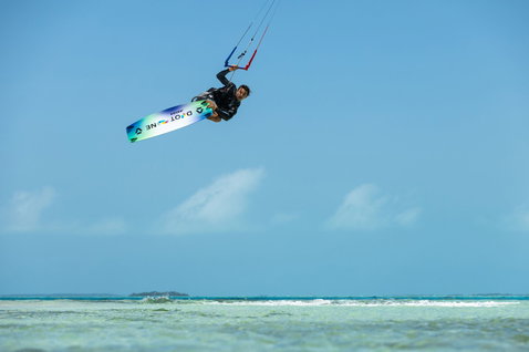 Duotone Evo SLS Concept Blue 2025 LEI Kite beim Kitesurfen in einer tropischen Ozeanlagune