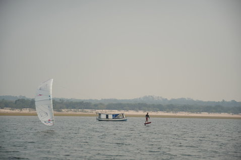 Duotone Evo SLS Concept Blue LEI Kite beim Foilen an einer Flachwasserlagune