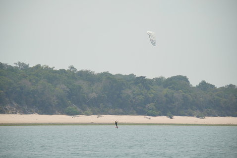 Duotone Evo SLS Concept Blue 2025 LEI Kite beim Foilen in einer tropischen Flusslagune mit Sandstrand