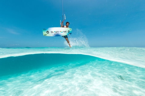 Duotone Evo SLS Concept Blue Twin-Tip-Kiteboard beim Kitesurfen in der tropischen Lagune