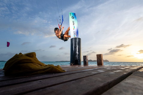 Duotone Jaime LEI Kite beim Kitesurfen an einem tropischen Ozeanstrand mit Pier