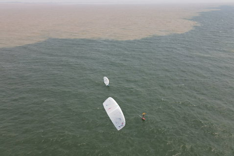Duotone Evo SLS LEI Kite beim Kitesurfen auf dem offenen Meer
