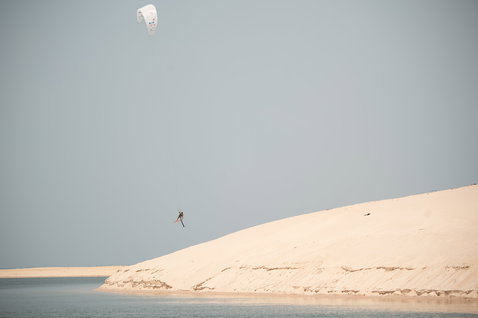 Duotone Evo SLS Concept Blue LEI Kite beim Kitesurfen an Küstendünen mit Wasser